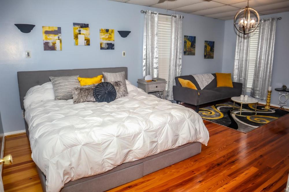 Bright & Stylish 2-Bedroom Near Downtown Mobile Free Parking
